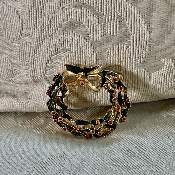 Christmas Wreath Brooch - Picture 2 of 6
